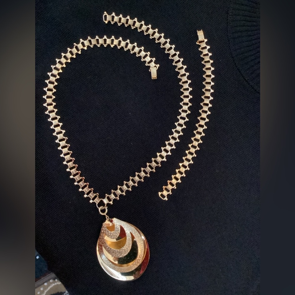 Sarah Coventry, Demi Parure Groovy pendant on box chain with bracelet.